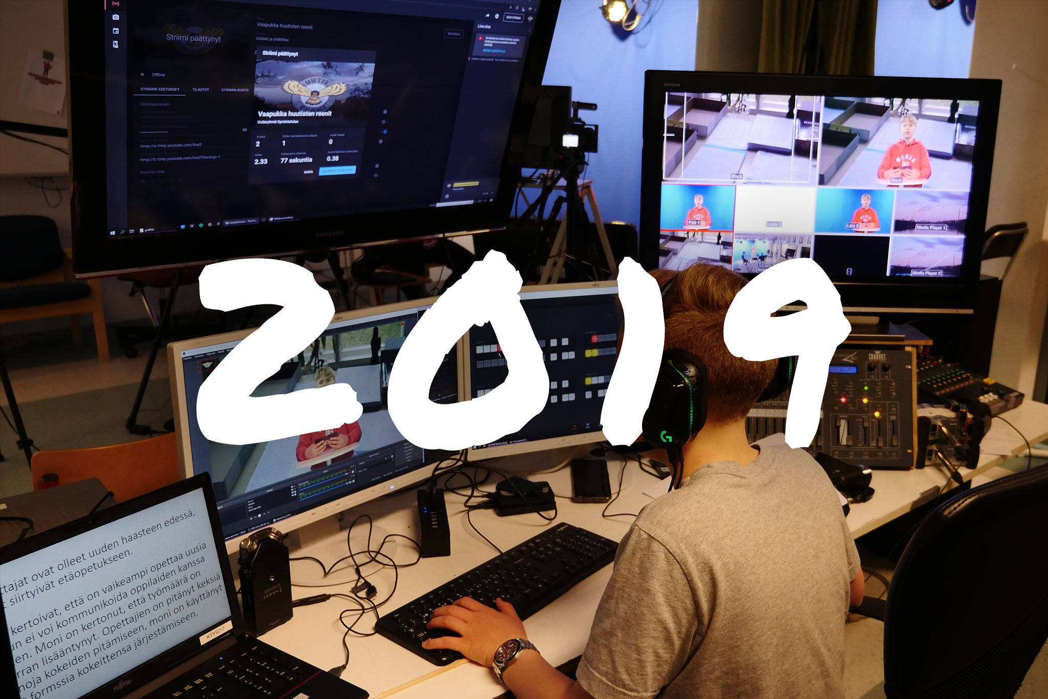 Vuonna 2019 aloitin aktiivisesti toiminnan Kymintehtaan koulun uutisryhmässä. Valokuvassa ohjaan uutisryhmä suoraa uutislähetystä.