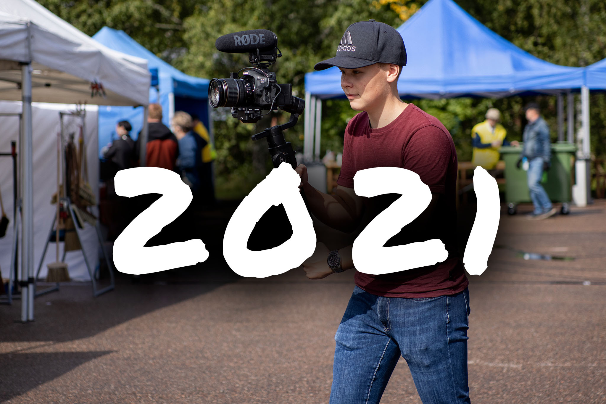 Vuonna 2021 perustin toiminimen ja aloitin tarjoamaan video- ja valokuvaus palveluita oman yrityksen kautta. Valokuvassa kuvaan gimbal kuvausjärjestelmällä videota.