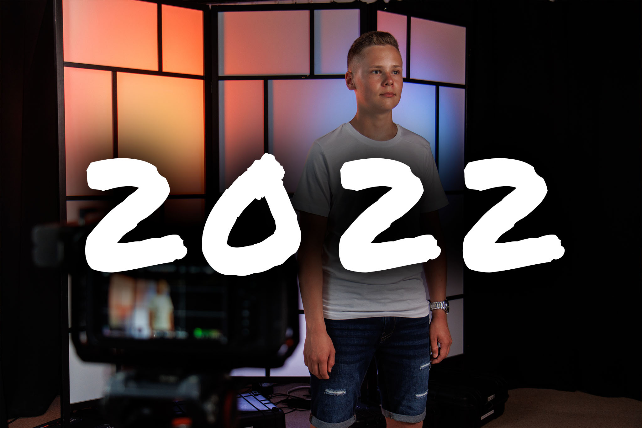 Vuonna 2022 totetutin yhdessä upeiden yhteistyökumppaneiden kanssa Artun työelämätaidot -videosarja. Valokuva on sarjan studio kuvauksista.