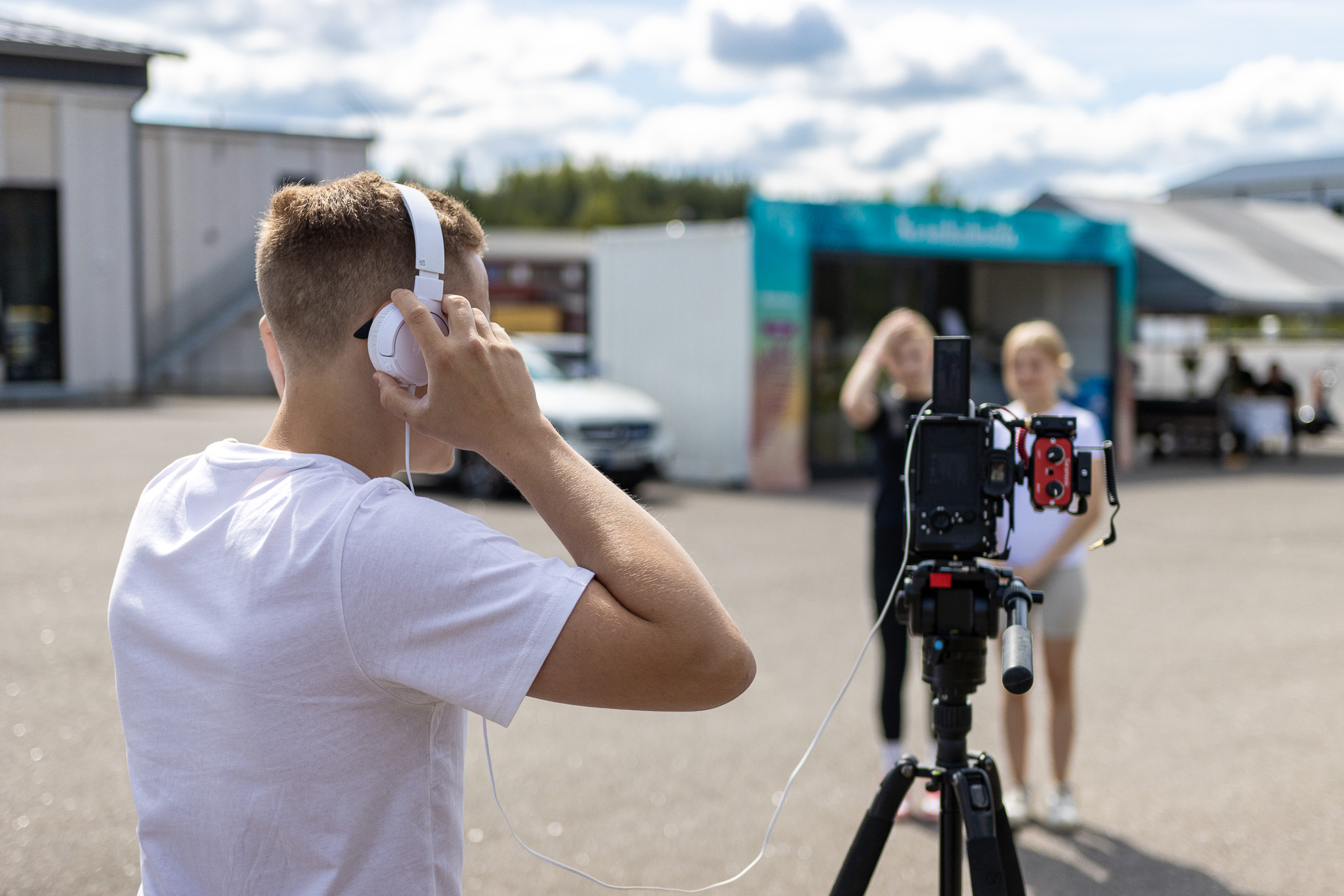 Arttu Kortelainen tekee videohaastattelua.
