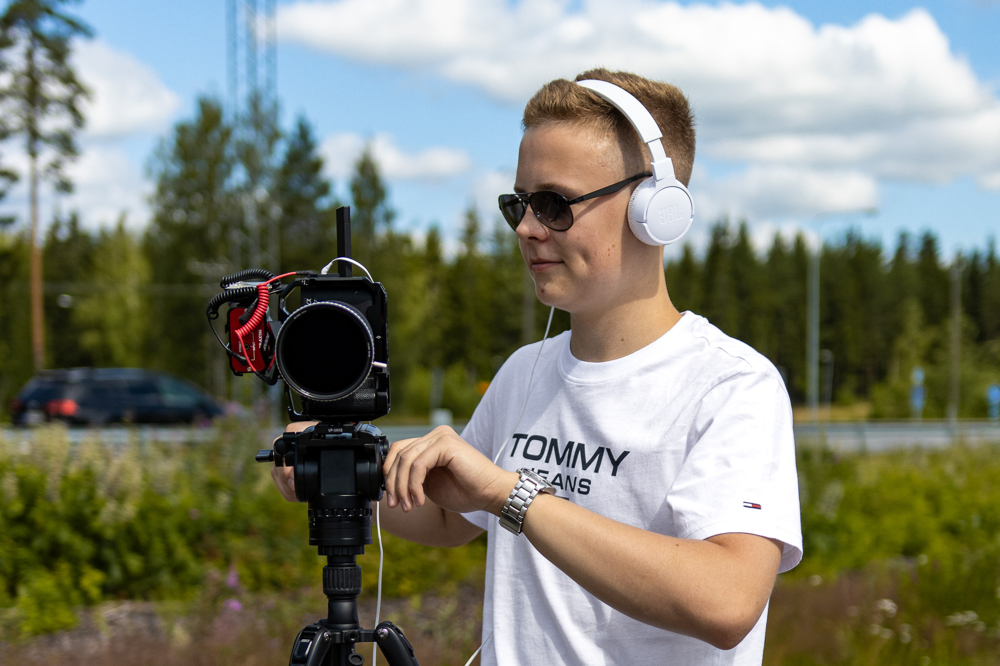 Arttu Kortelainen videokuvaa.