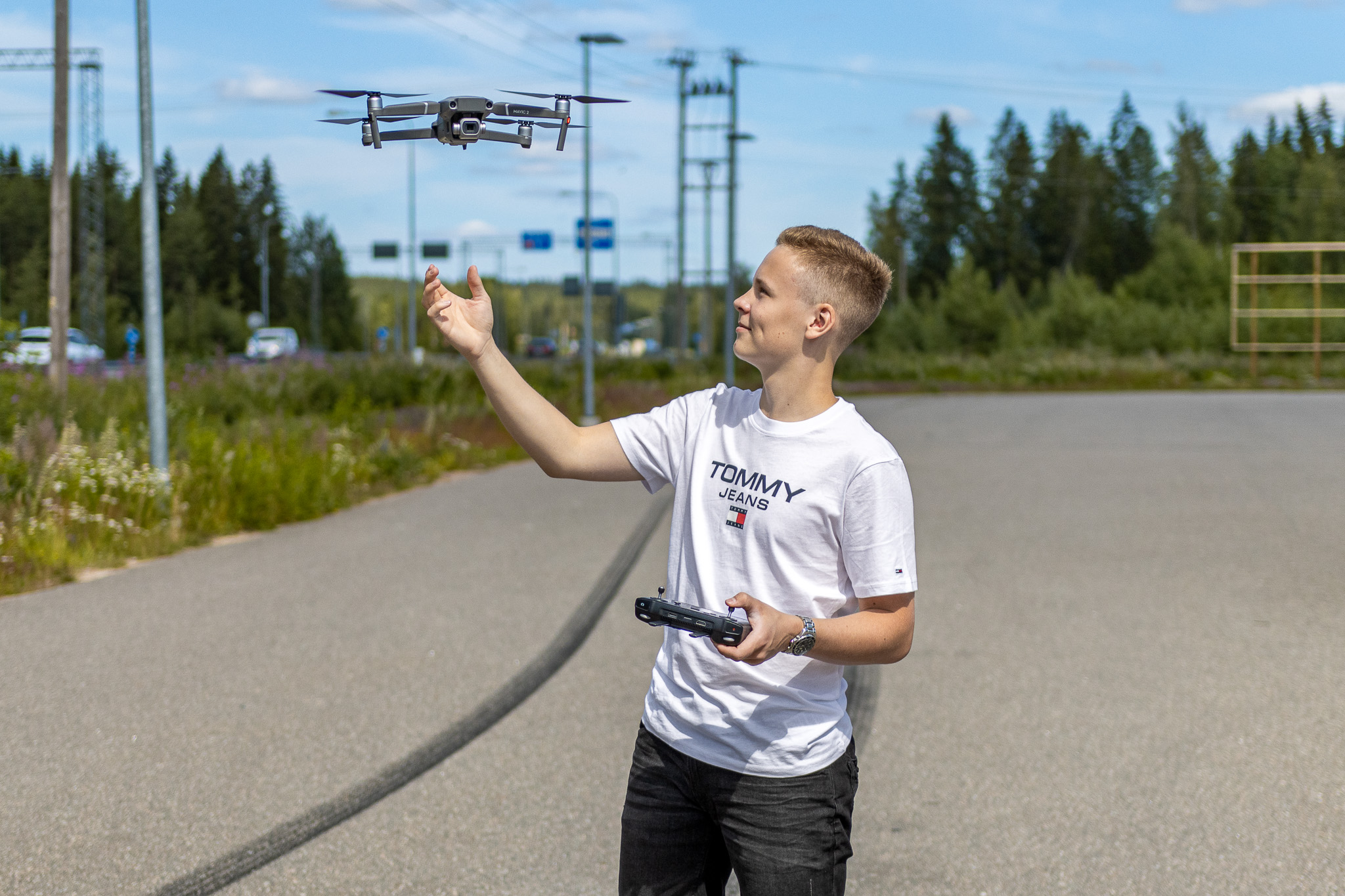 Arttu Kortelainen ilmakuvaa dronella.