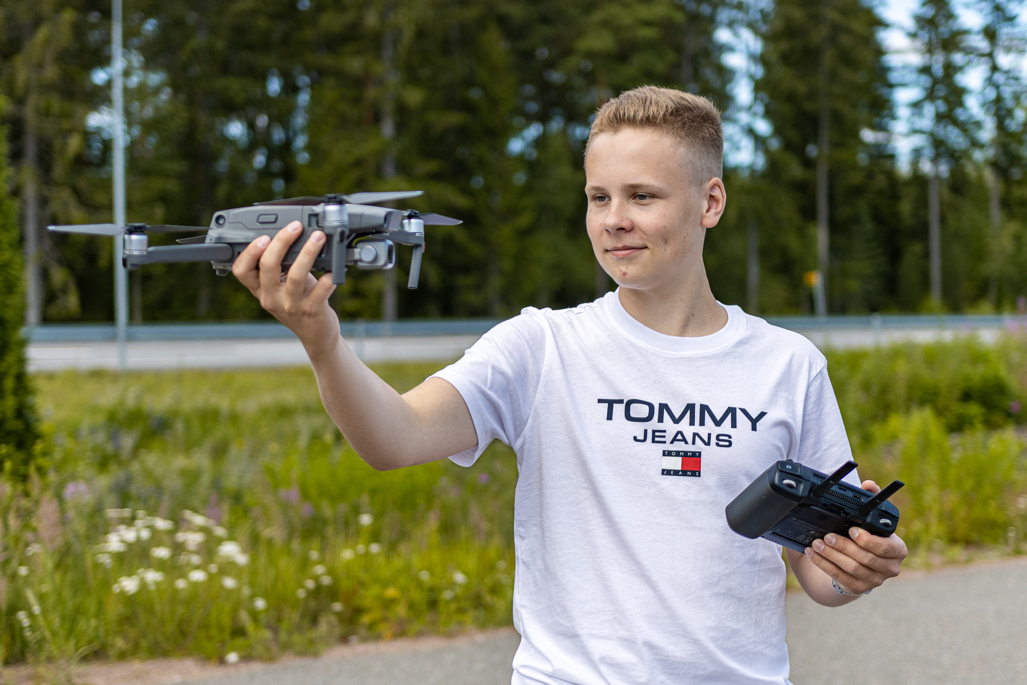 Arttu Kortelainen ilmakuvaa dronella.