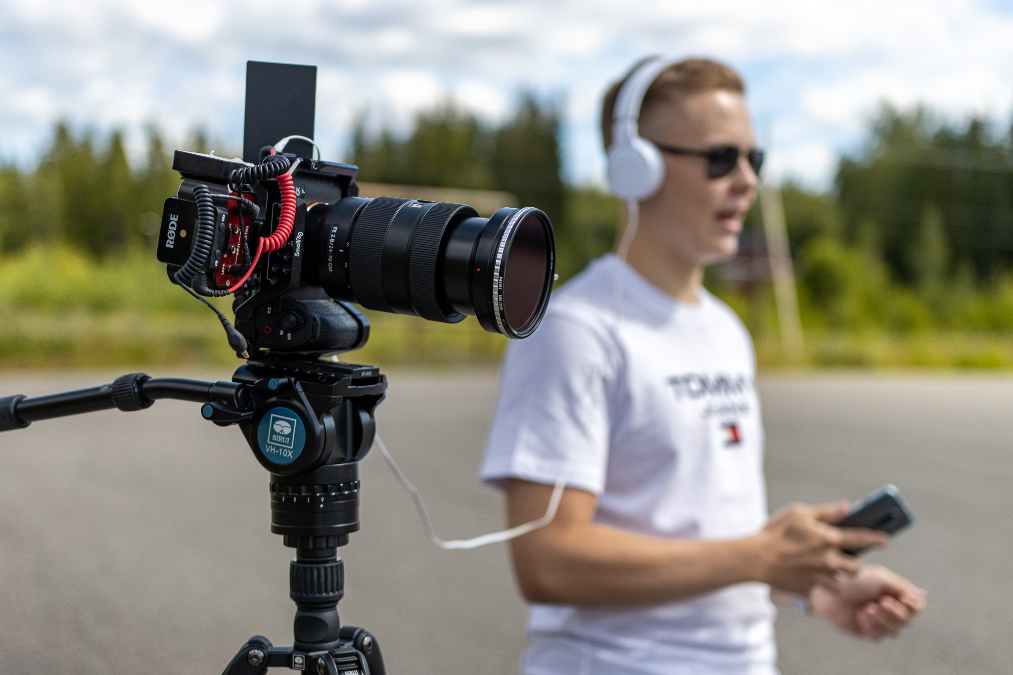 Arttu Kortelainen tekee videohaastattelua. Kuvan etualalla on kamera ja taustalla on Arttu haastattelemassa.