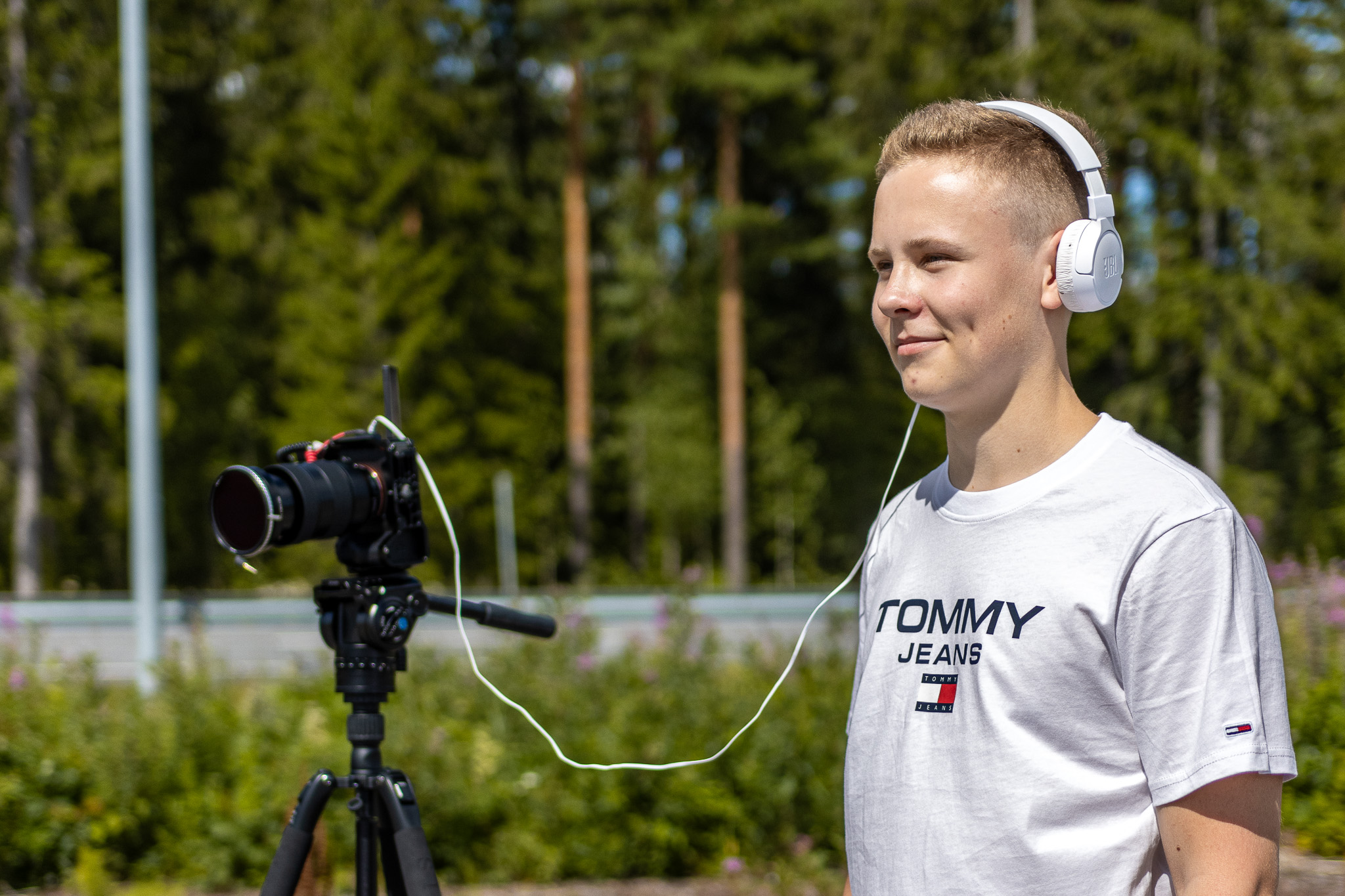 Arttu Kortelainen tekee videohaastattelua.